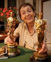 Click image for larger version. 

Name:	Luise-Rainer-with-her-two-Oscars..jpg 
Views:	36 
Size:	79.1 KB 
ID:	51966