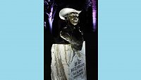 Click image for larger version. 

Name:	Burt-Reynolds gravestone and bust.jpg 
Views:	22 
Size:	107.8 KB 
ID:	55237
