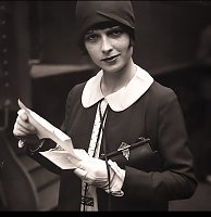 Click image for larger version. 

Name:	Louise Brooks candid at train station.jpg 
Views:	55 
Size:	80.1 KB 
ID:	55190